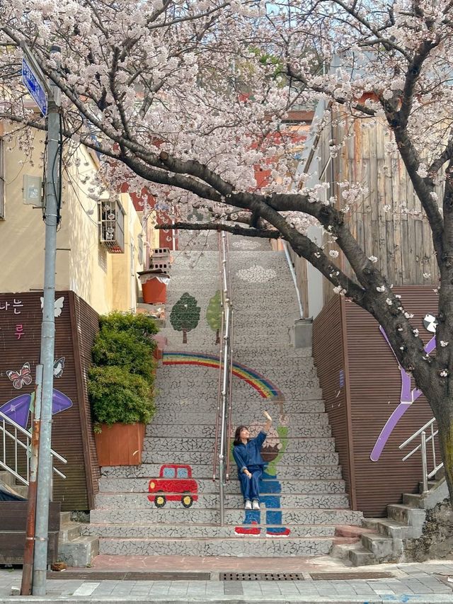 귀여운 벽화들과 벚꽃을 만날 수 있는 곳 ‘닥밭골벽화마을’