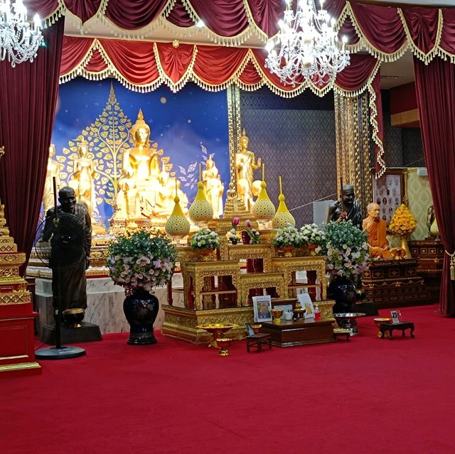 One Of The Oldest Temple In Bangkok! Not to Be Missed!