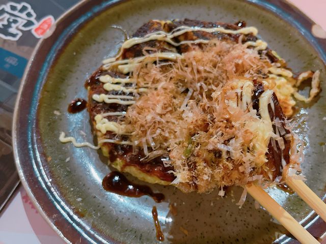 餐廳既裝修及佈置都充滿日本居酒屋特色,環境舒適氣氛一流~食物方面,除左串燒、日式小食及烏冬外,亦提供大量新鮮刺身及時令海鮮,食物種類夠多元化~ 餐廳既裝修及佈置都充滿日本居酒屋特色,環境舒適氣氛一流~食物方面,除左串燒、日式小食及烏冬外,亦提供大量新鮮刺身及時令海鮮,食物種類夠多元化~
