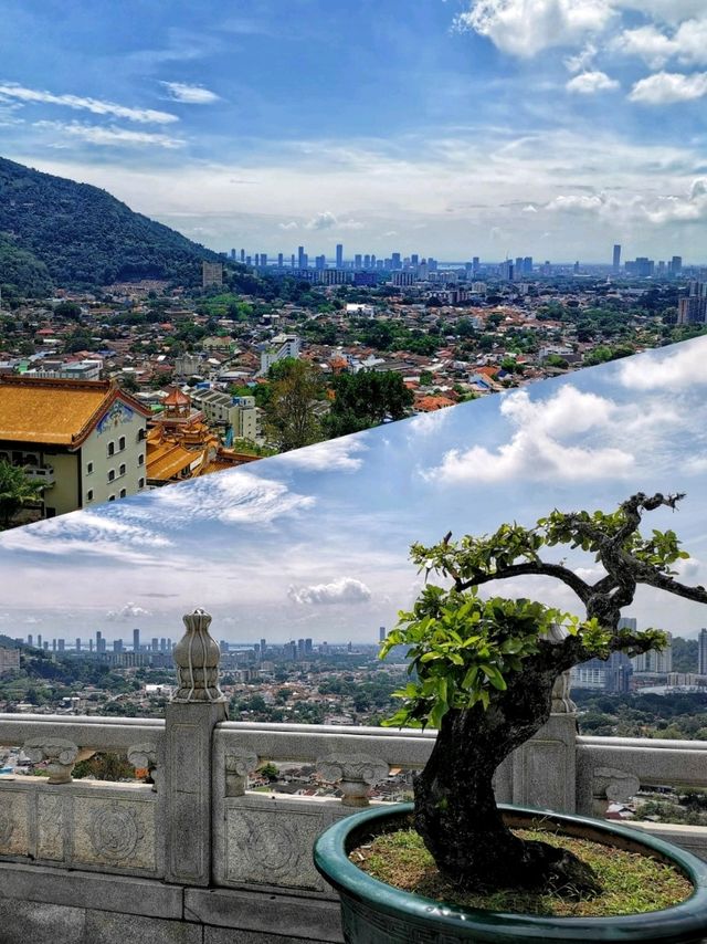 Spectacular Hilltop Buddist temple in Penang