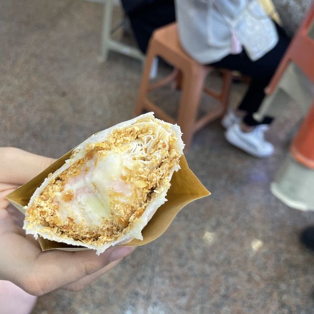 台北十份老街放天燈😍食花生卷冰淇淋🍦附上交通攻略～