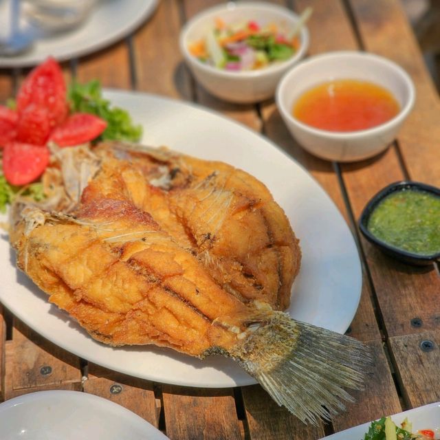 กินข้าวริมทะเลชิลๆ ฟีลออนเดอะบีชที่บางแสน