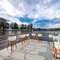 ร้านอาหารกลางน้ำ หน้าหาดบางเทาในโรงแรมหรู