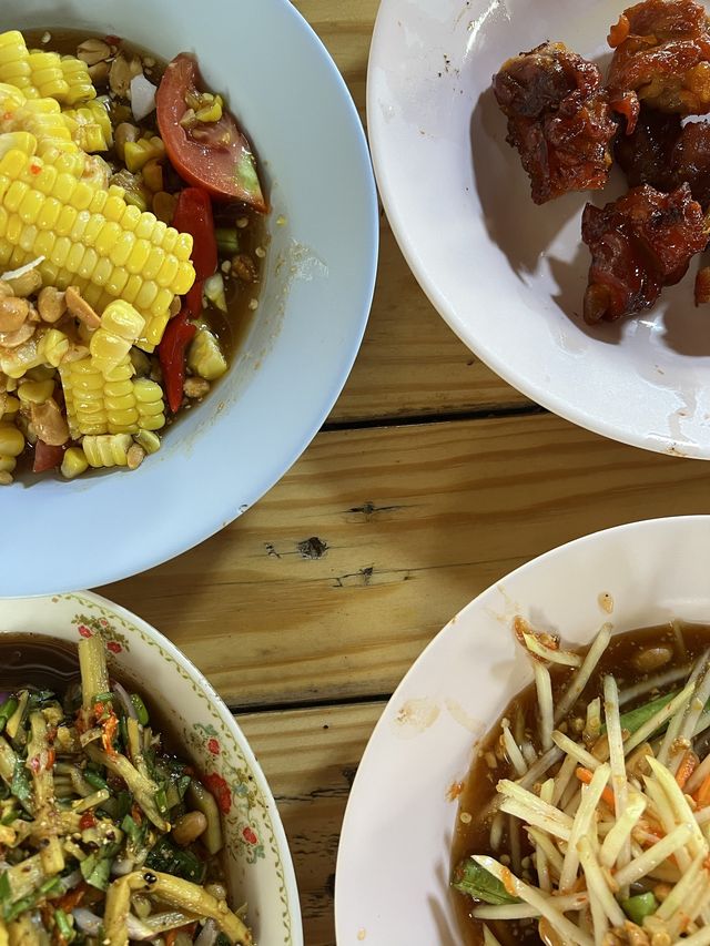 ส้มตำ ไก่ย่าง รสเด็ด บรรยากาศชิวๆริมคลอง