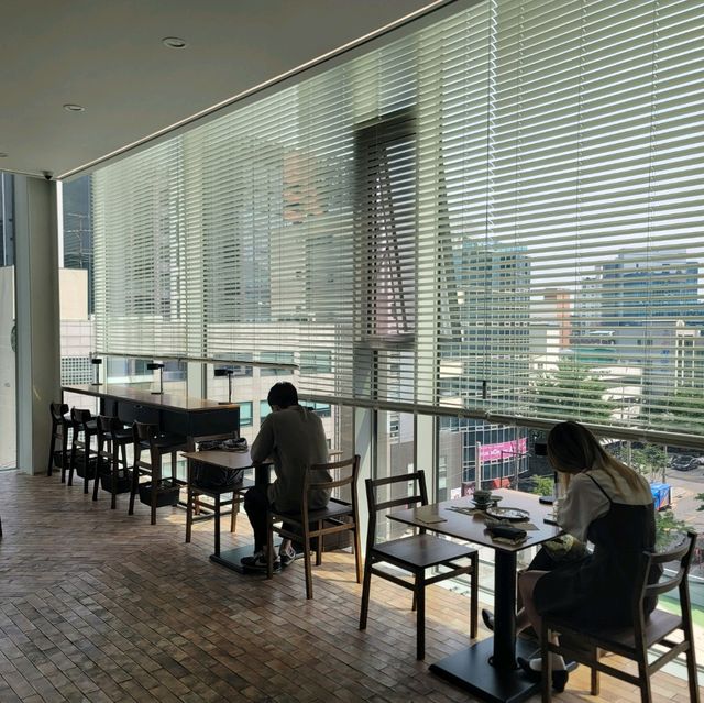 핫플 성수동의 뷰좋은 카페 맥파이앤타이거 성수티룸