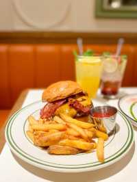 《🧡沙田歐陸風cafe🍹｜招牌楓糖漿煙肉漢堡🍔& 打卡抹茶梳乎厘》