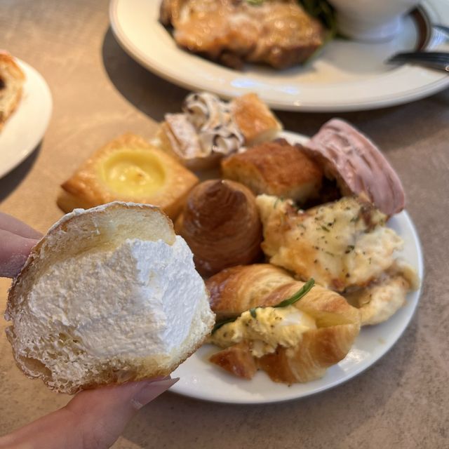 雰囲気良すぎるパン食べ放題コスパも良い🙆🏻‍♀️