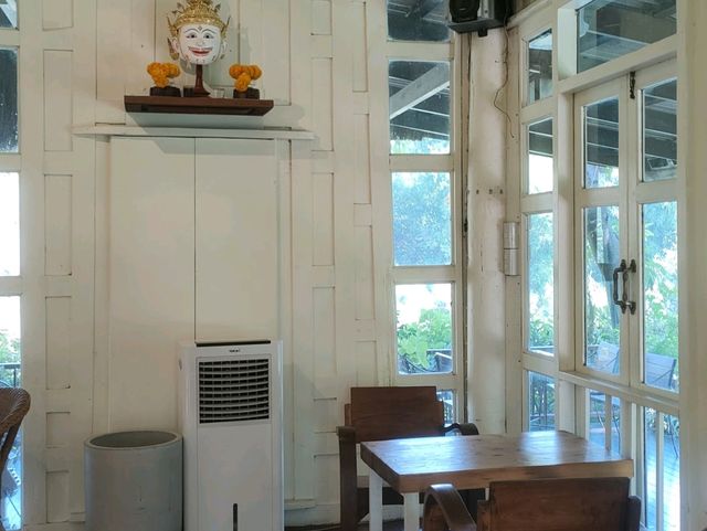 "ภพ" คาเฟ่ริมน้ำท่าจีน ในจังหวัดสุพรรณบุรี