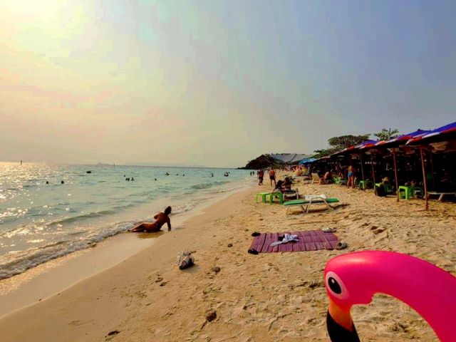 หาดตาแหวน แห่งเกาะล้าน 🏝