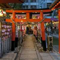 曽根崎横丁の露天神社…通称お初天神は、夜のライトアップが綺麗な神社
