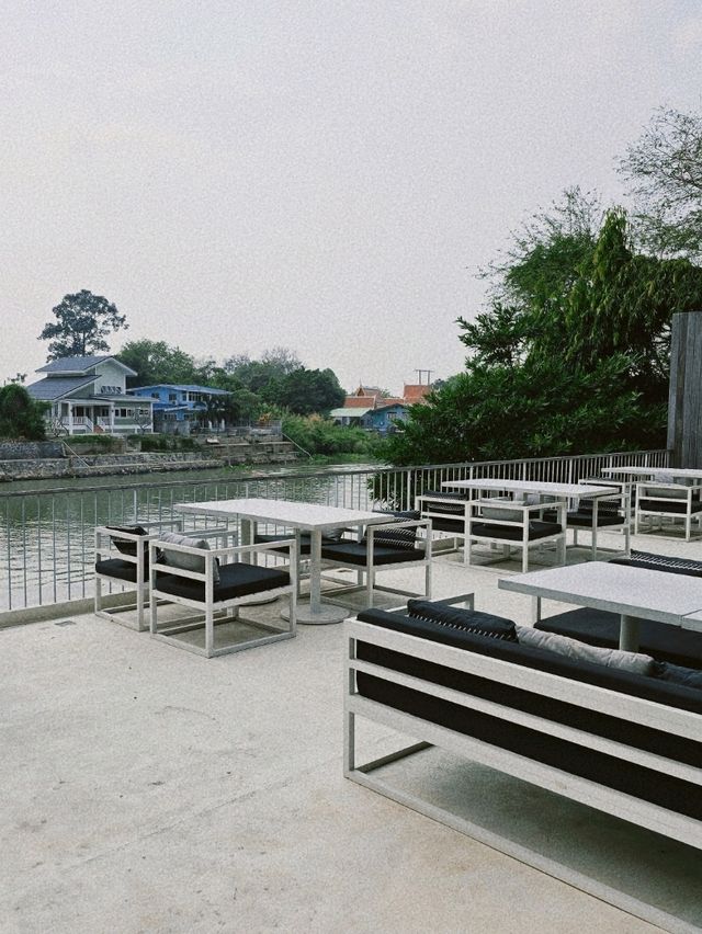 บ้านป้อมเพชร อาหารอร่อย ติดริมแม่น้ำเจ้าพระยา 🌊