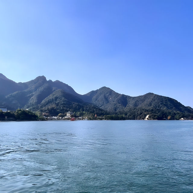 【JR西日本宮島フェリー/広島県】海から弥山と大鳥居を望むフェリー