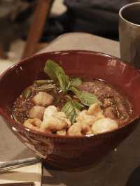 商場地庫食堂，必吃超濃和牛船麵
