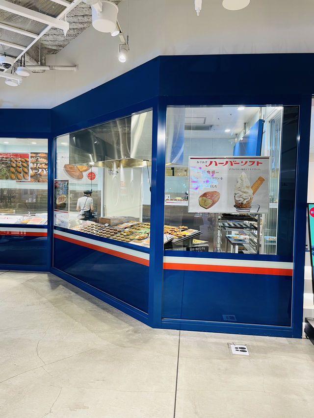 【横浜:みなとみらい】焼きたてハーバーが楽しめる店舗内カフェ