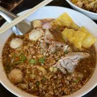ก๋วยเตี๋ยวเยาวราช ความอร่อยที่ซ่อนอยู่ในถนนสายเก่า