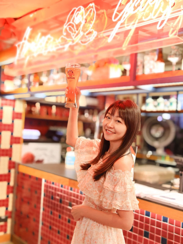 🍺花樣年華 ×嘉士伯 Y2K 啤酒節🍻 花樣年華與嘉士伯合作 10月10日舉辦 Y2K 啤酒節，全晚任飲 Erdinger、Sapporo、YAU 和 Guinness 四款生啤三小時外，更有本地