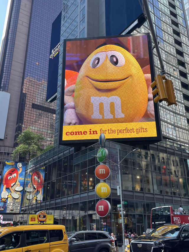 찰리 초콜릿 공장 대신 뉴욕 M&M's에 들러 보시는 건 어떨까요?