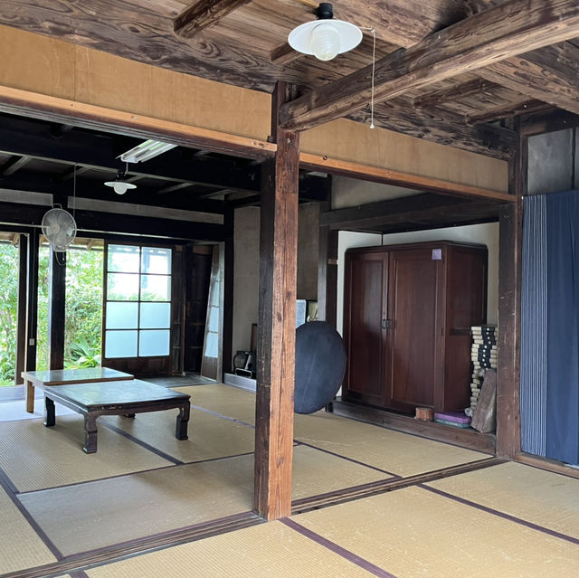 綺麗な海と歴史と何故かボート