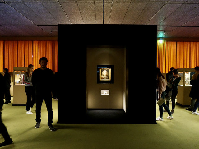 【イタリア・ミラノ】映画監督ウェス・アンダーソン監修の特別展　プラダ財団美術館