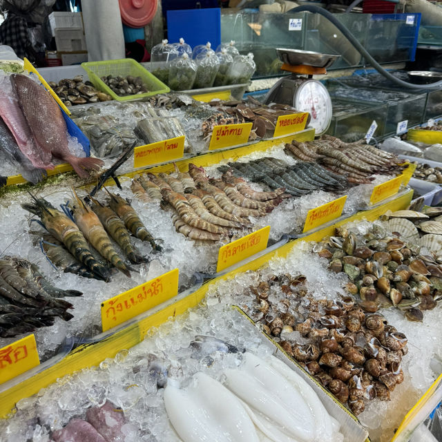 ซีฟู้ดสดๆหลักร้อย ที่ตลาดราไวย์ 