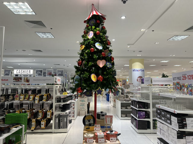 ชมต้นคริสต์มาสธีมดิสนีย์ เดินชอปปิ้งเพลิน 🛍️🎄✨