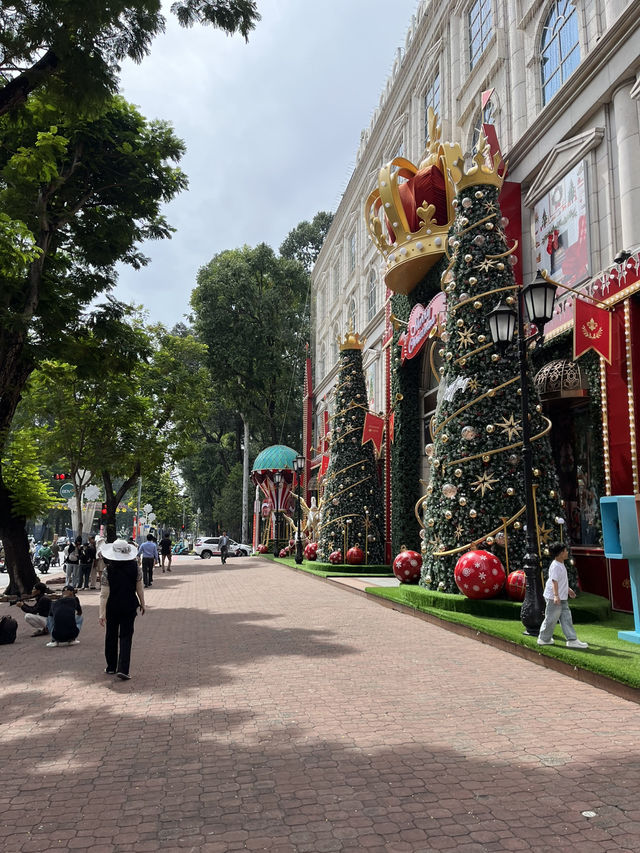🎄ดูไฟคริสต์มาสที่ Diamond Plaza | Ho Chi Minh กัน