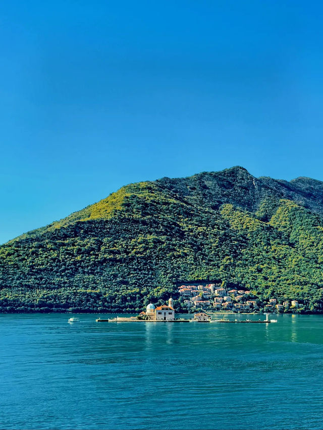 【絶景🇲🇪】アドリア海の宝石、岩礁の聖母⛪️