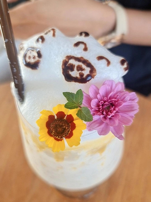 Nay Laa-Myth cafe