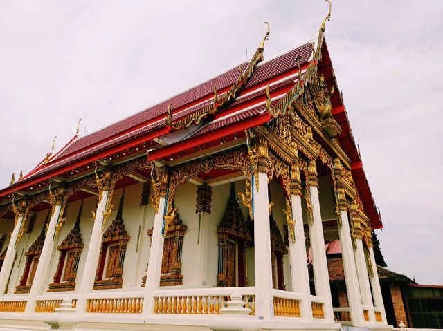 泰國曼谷市中心著名古跡寺廟景點：Wat Phleng，雄偉金色大殿，古老黑石雕像，適合打卡拍照📸冥想