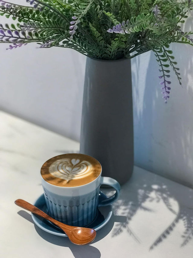 Minimalist cafe in almost all white decor in SS2