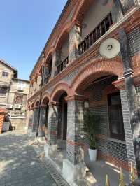 【多倫路文化旅行街】赤いバラに囲まれて