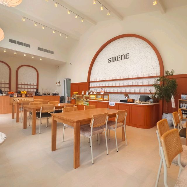 Sirene Café & Restaurant: A Charming Photo-Perfect Spot