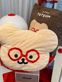 首爾延南洞的萌萌咖啡店——TETEUM！戴著紅框眼鏡的熊熊