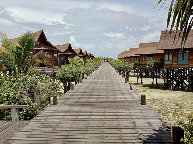 Kapalai Chronicles: My Overwater Bungalow Adventure with Fish Roommates 🐠