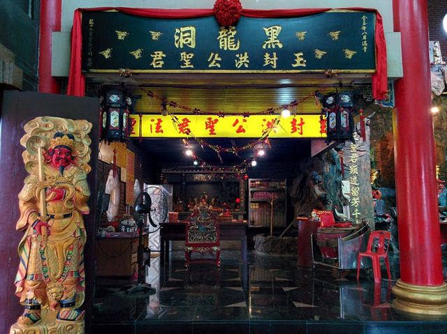 Black Dragon Cave Temple: Stairs, Secrets & the Best Yong Tau Foo in Town🐉🏯