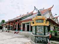 Choo Kong Soo Yin Temple: Where Incense Meets Instagram (and the Best Curry Puffs Live)🏯