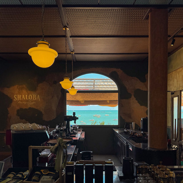 คาเฟ่สไตล์ตุรกีริมทะเลสุดชิล วิวสวย “พัทยา” 🌊🌴☕️