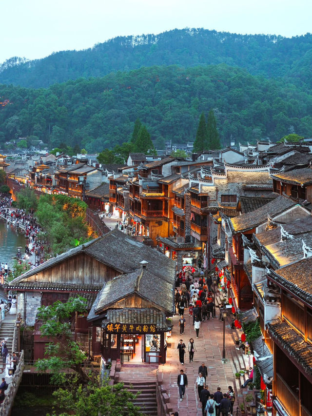 ชวนเที่ยวเฟิ่งหวงเมืองน้ำโบราณอายุ 400 ปี 