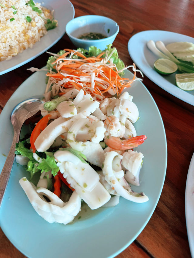 ร้านอร่อยริมหาดชะอำ เปิดมานานอร่อยเหมือนเดิม