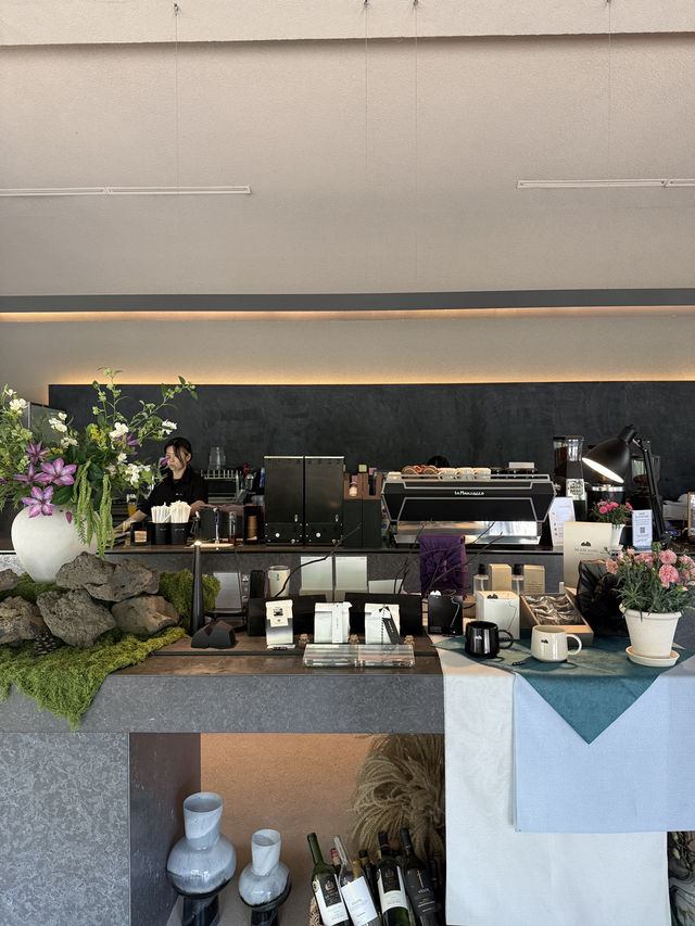 액자같은 풍경을 보며 커피한잔..☕️🤎