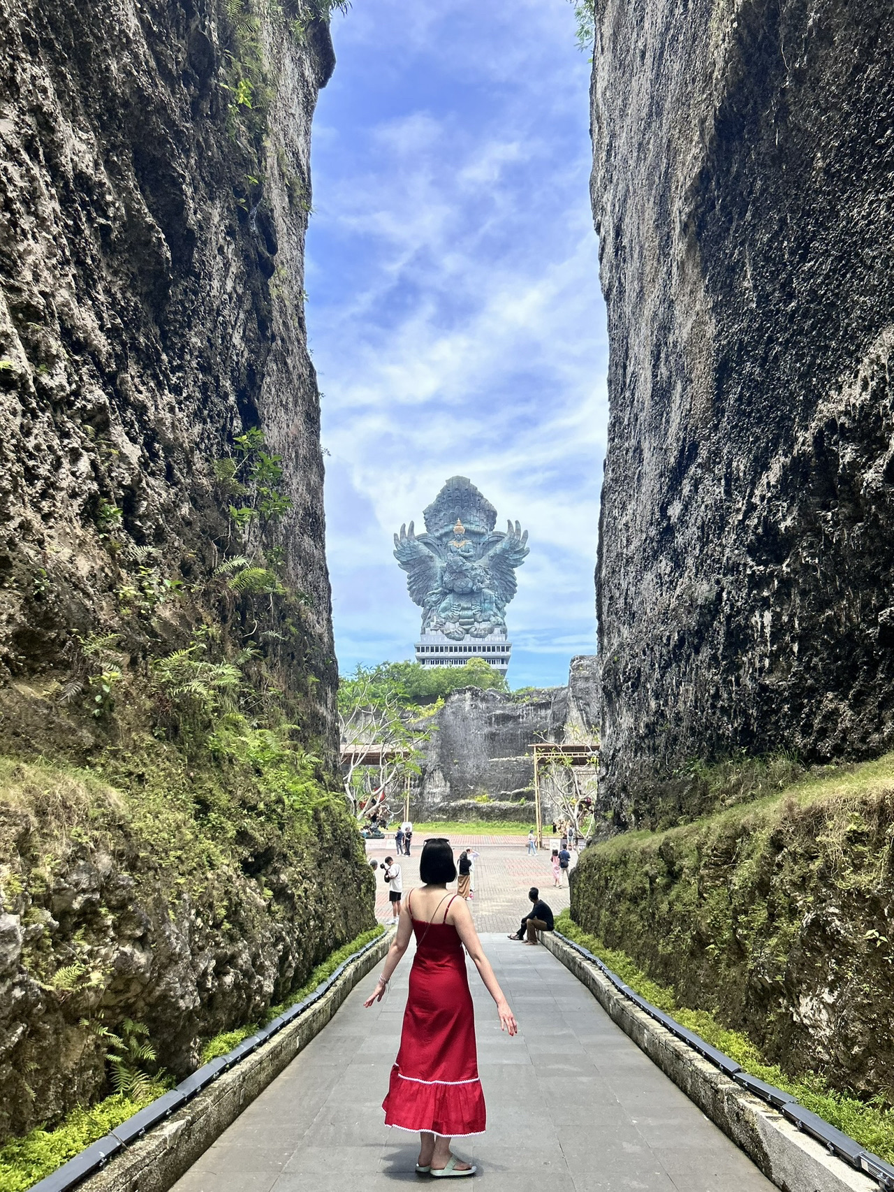 
📍10박 11일 발리여행기

🏝️꾸따 2일 - 사누르 2일- 우붓5일- 스미냑 2일

떠나기 일주일 전 계획한 발리여행
꼭 가고 싶은 여행지였던 발리드림을 드디어 이루었네요

혼자 이렇게 길게 떠난 여행은 처음이었지만 친절한 발리인들로 어렵지 않았어요

호주인들이 자주오는 여행지로 영어소통에 문제없이 생활했고 음식도 잘 맞아서 무리없이 잘 지냈어요


📍바투르 지프 선셋투어 인생샷 건졌어요 (현지에서 동행조인)


📍우붓에서 스미냑 가는 길에 울루와뚜 1인 프라이빗 투어로 인생샷 남기고 투어하면서 새로운 숙소로 드랍도 했어요


1인이면 투어 하기 어려운데 트립닷컴에 1인투어도 가능한 상품이 있어 예약하고 즐거운 시간 보내고 갑니다 🍹


#태국항공권이벤트 
#발리여행 #혼자여행 #프라이빗투어 
#12월여행지원금이벤트 
     