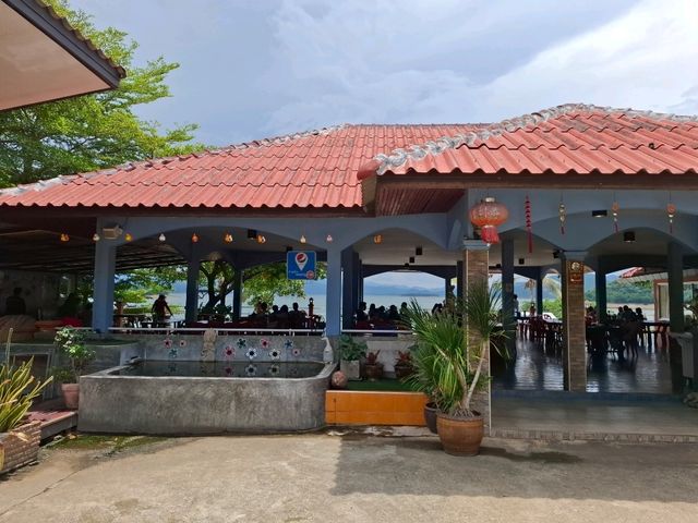 ร้านอาหารชายหาด แก่งกระจาน