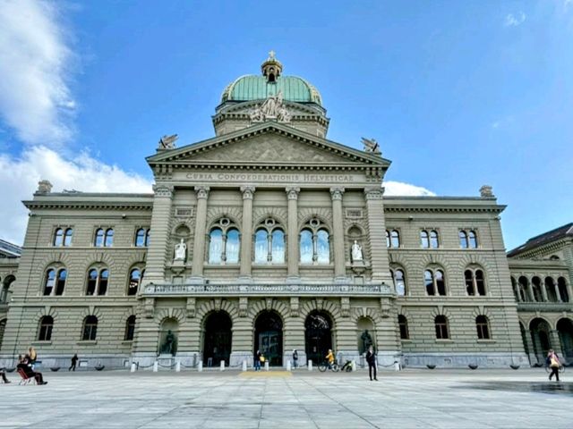聯邦宮 Bundeshaus，參觀瑞士聯邦政府與議會所在。