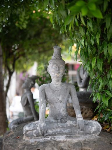 石像一つひとつに宿る、タイの知恵と祈り。🪷🗿 | Trip.com パンガン島
