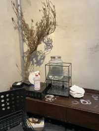 《CONGRATS CAFE》裡那片靜謐的二樓沙發角落