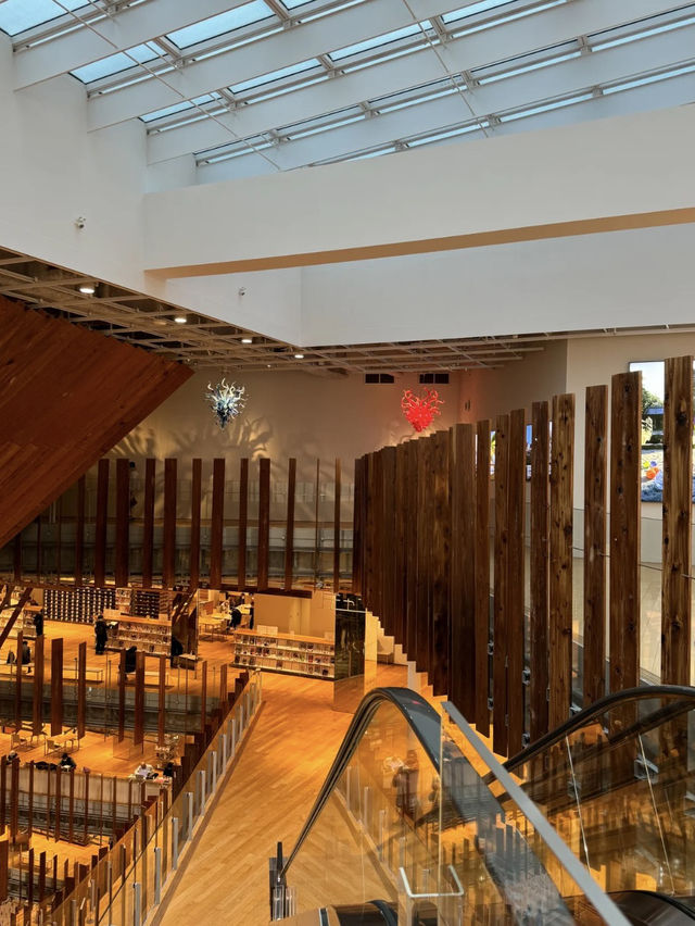 Toyama Glass Art Museum – A Shimmering Jewel in the Heart of Town  