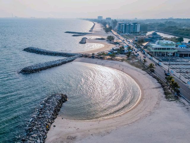 🌧️🌊 หาดแสงจันทร์ ระยอง...หน้าฝนก็ยังชวนฝัน 🌙💙