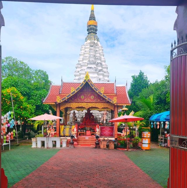 พาไหว้พระที่วัดหมื่นตูมจังหวัดเชียงใหม่