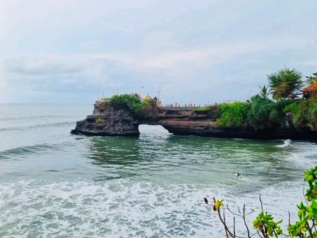 海に浮かぶ神秘の寺院！バリの絶景スポット