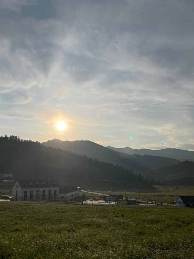 🟤 喀納斯鴻福生態度假酒店：美景與基本住宿並存的一晚 🏞️🏨